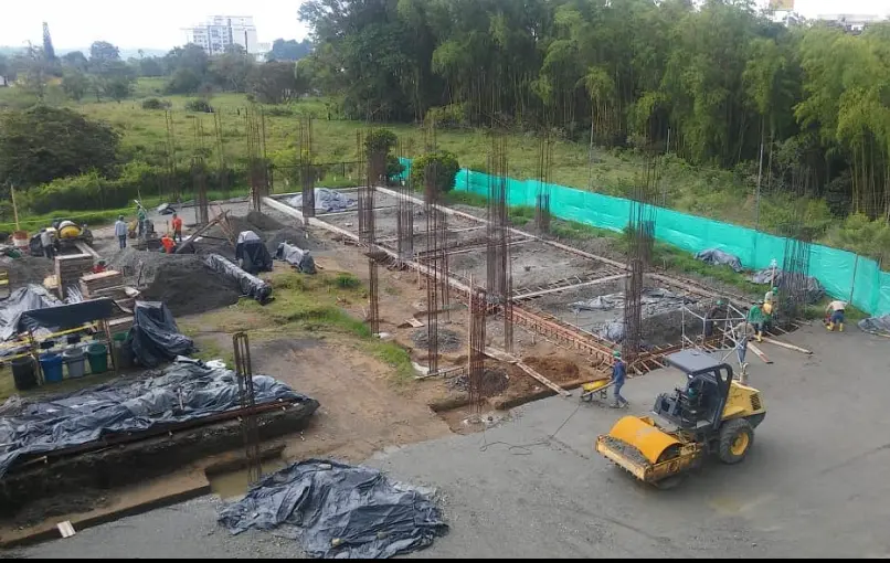 Vista general de una obra en etapa de cimentación