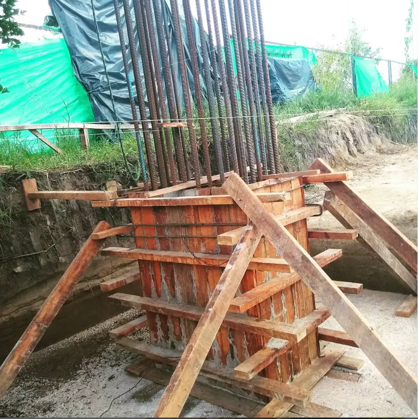 Encofrado y acero de refuerzo para columna estructural
