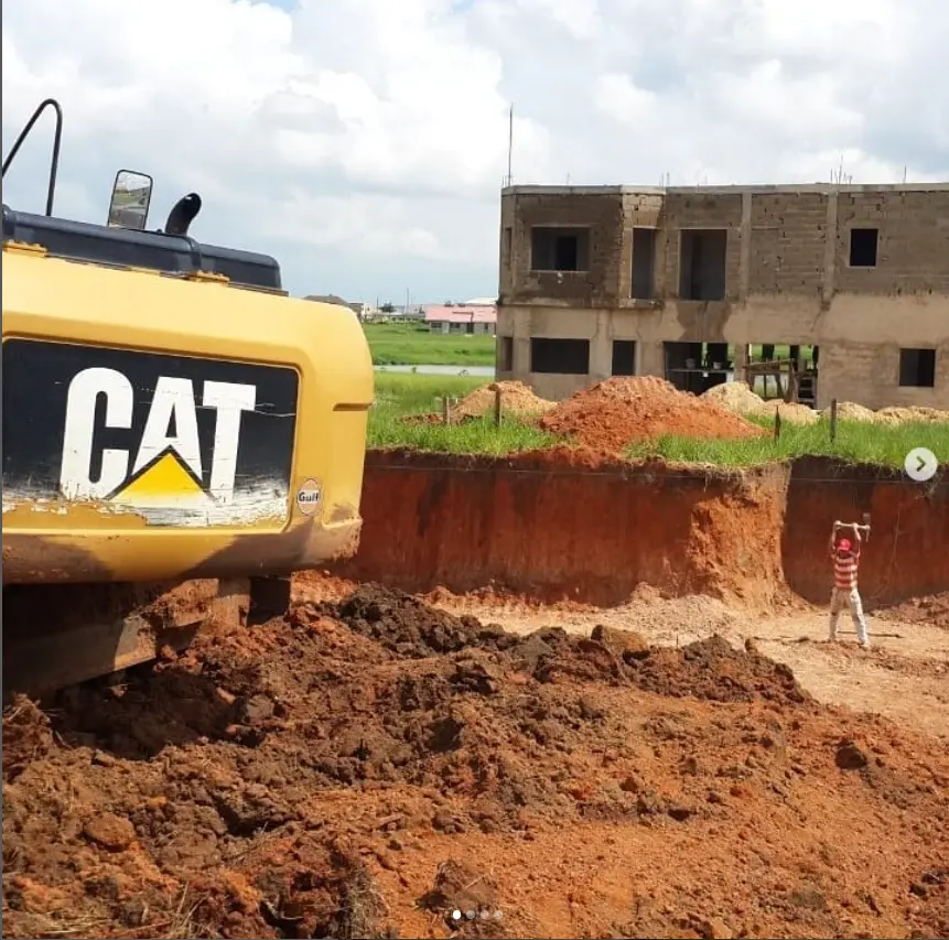 Excavación y preparación de terreno con maquinaria pesada