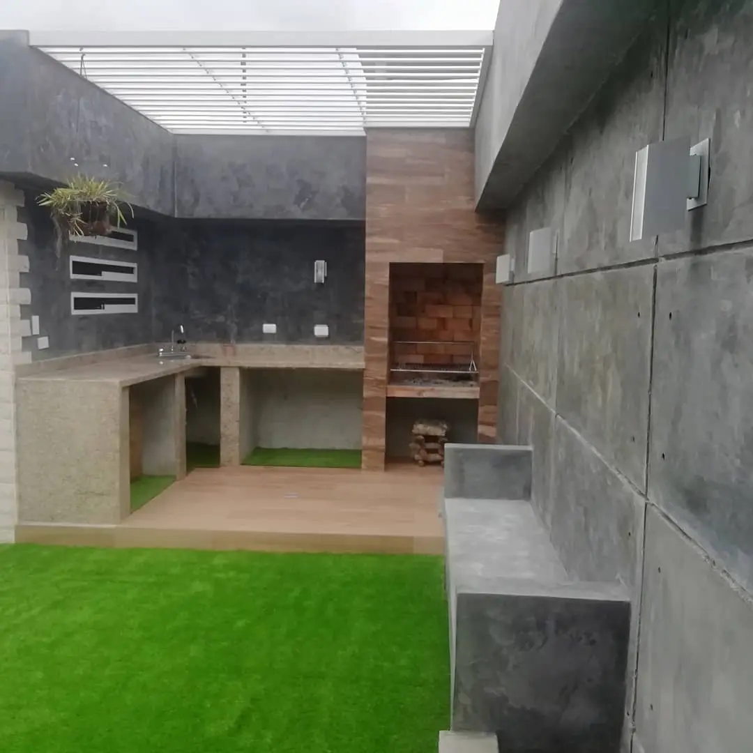 Patio social ejecutado con parrillera y acabados contemporáneos
